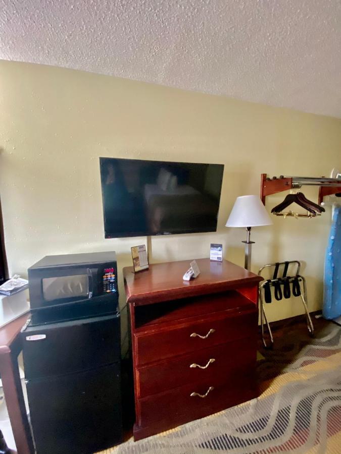 Travelodge By Wyndham La Porte/michigan Area Hotel La Porte