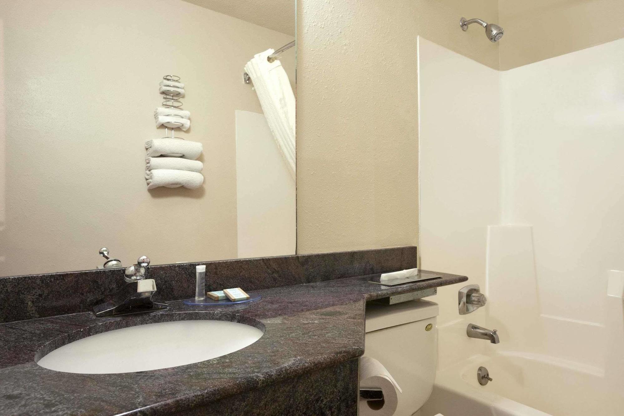 Travelodge By Wyndham La Porte/michigan Area Hotel La Porte